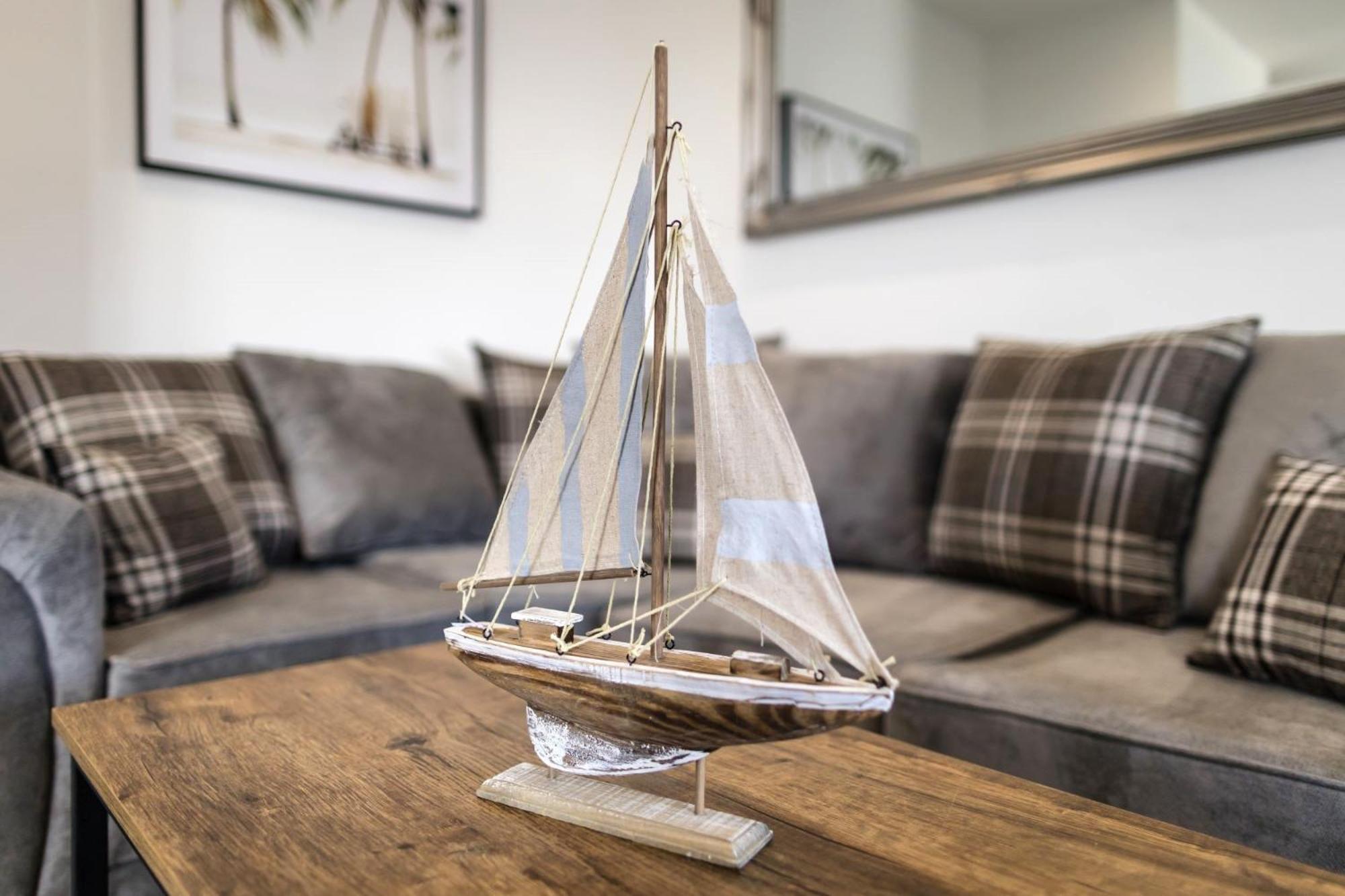 Pier View - Stylish Flat With Sea Views Lejlighed Eastbourne Eksteriør billede