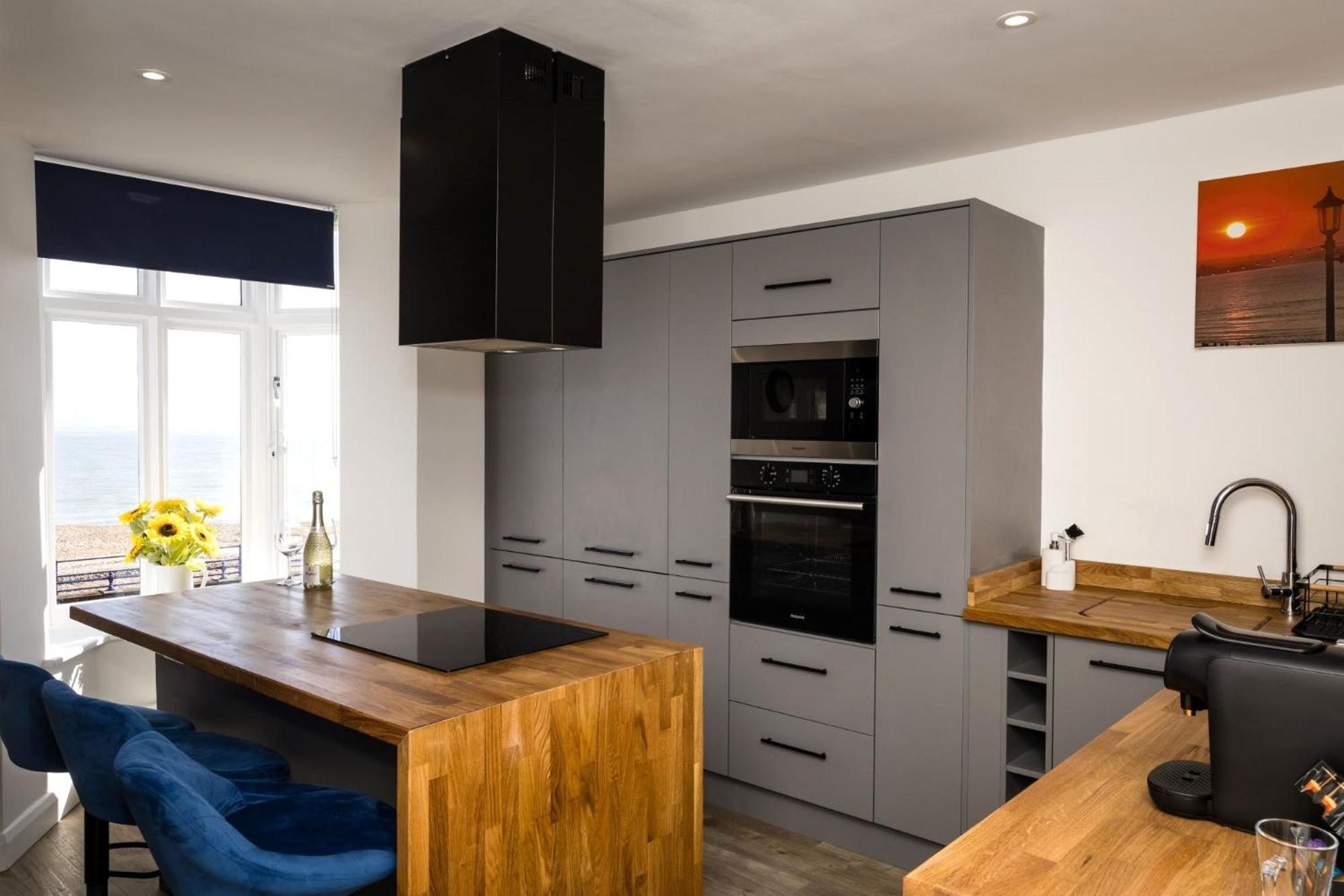 Pier View - Stylish Flat With Sea Views Lejlighed Eastbourne Eksteriør billede