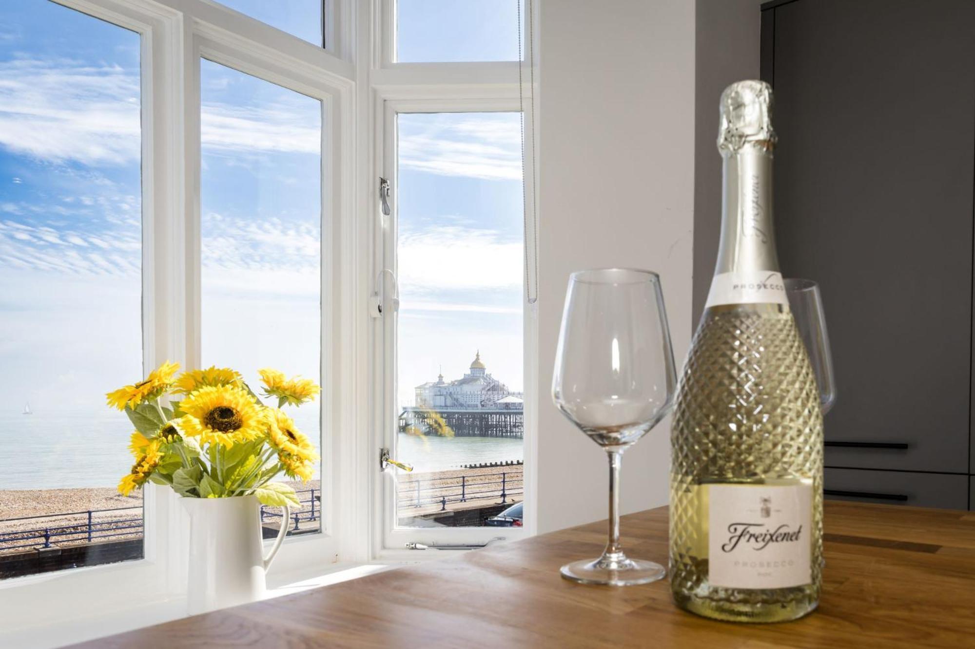 Pier View - Stylish Flat With Sea Views Lejlighed Eastbourne Eksteriør billede